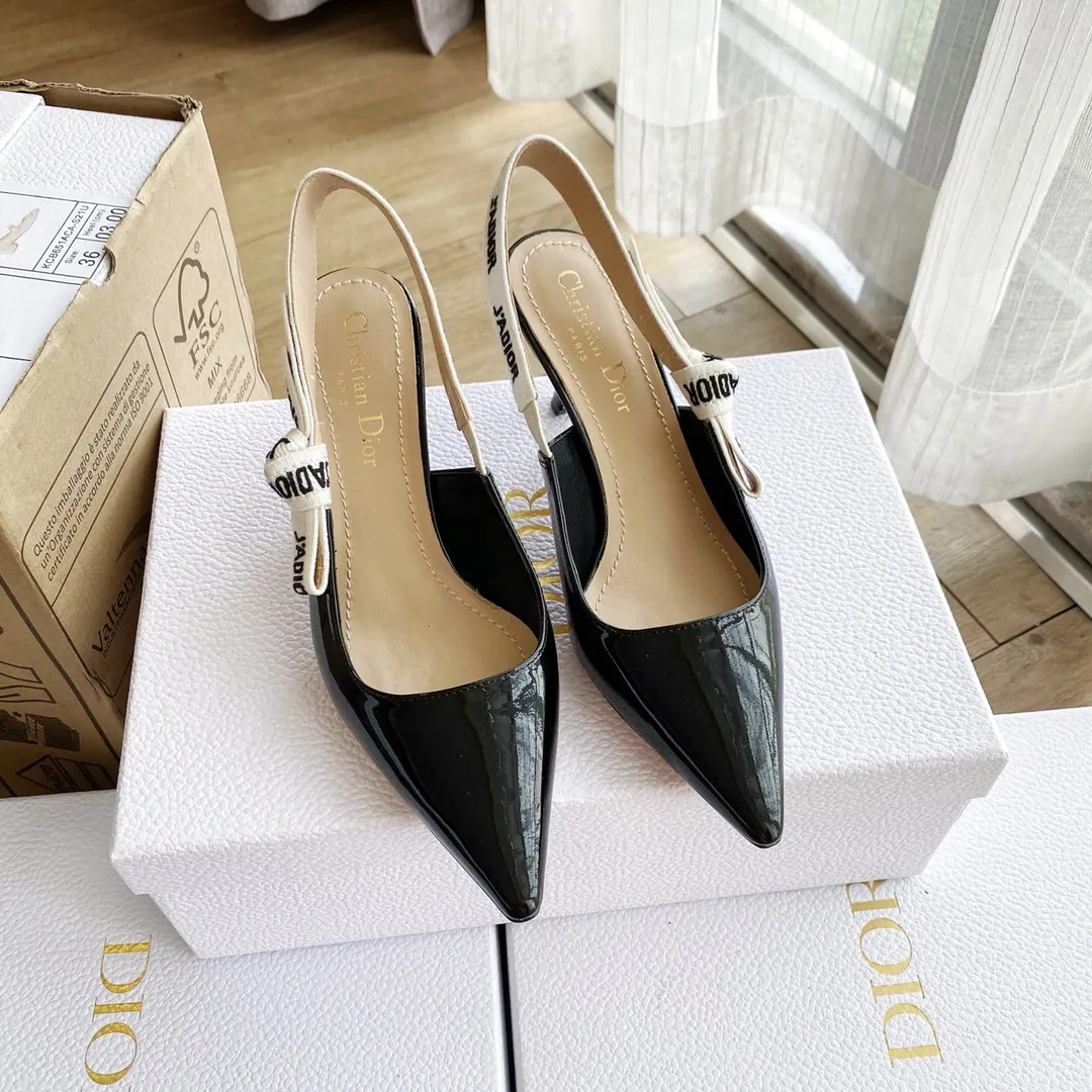 👟👟Ex-factory price 440👟👟 Developed one-to-one from the original version, 👠👠✨ ✨Dior’s popular sandals are new🔥 🔥 The same style as the most popular internet celebrities and celebrities of the year💁 💁. Imported fabric, lining and feet are made of calfskin lining🐑. Original molded heel, heel height 10Cm 6.5cm💘 Original molded metal outsole with five-pointed star LOGO mark✨. Original bow, 💅 Italian leather outsole. 👄💋 Full set of packaging (bags, cards, invoices, one-to-one wrapping paper) 34 40 41 customized